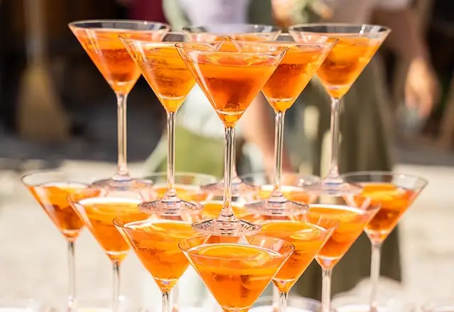 Aperitif-Pyramide beim Sektempfang einer Hochzeit