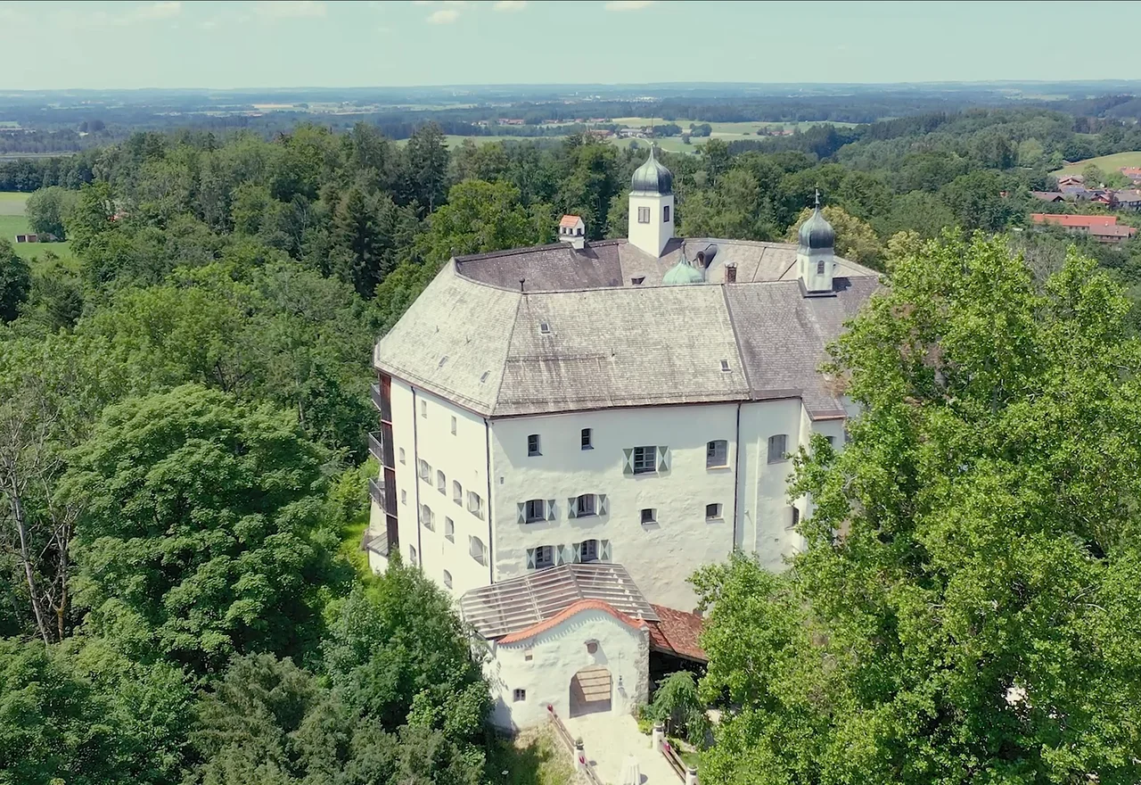 Drohnenaufnahme einer Schloss-Hochzeitslocation im Chiemgau