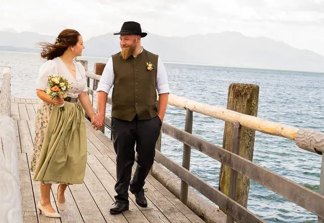 Brautpaar in Tracht auf dem Steg am Chiemsee