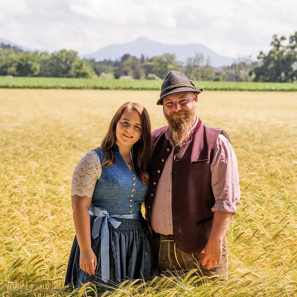 Paar in Tracht im Kornfeld, Hochzeitsfotografie im Chiemgau