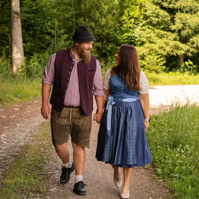 Pärchen in Tracht beim Spaziergang