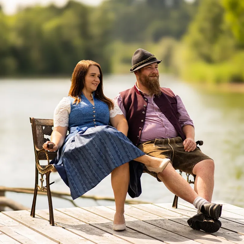 Pärchen in Tracht im Kornfeld