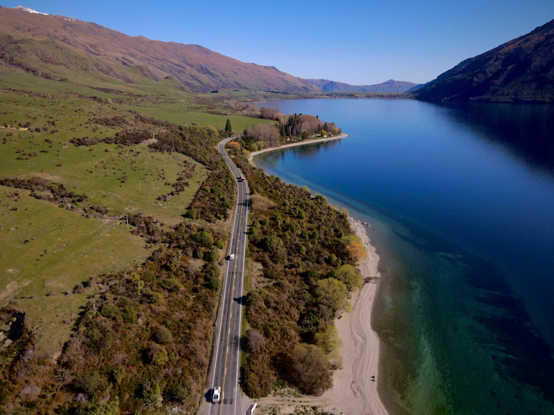 Uferstraße an einem See aus der Luft (Symbolbild)