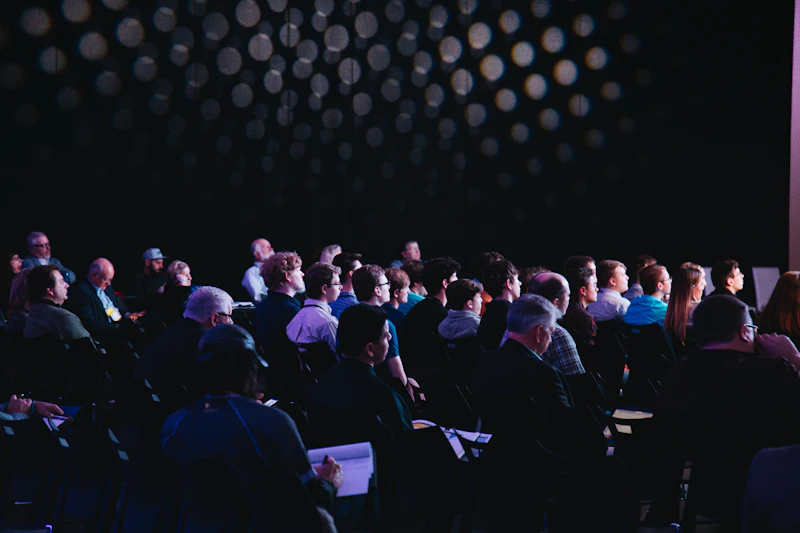 Publikum bei einer Konferenz (Symbolbild)