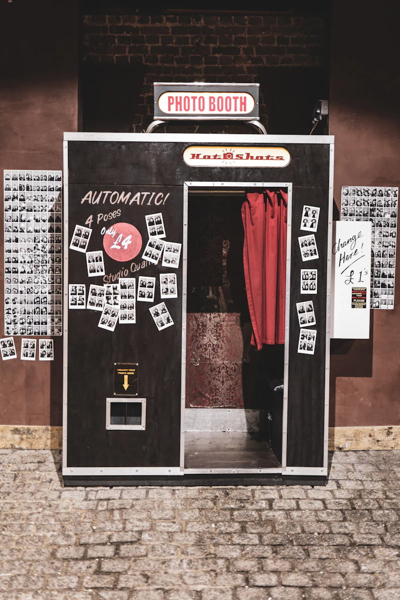 Klassische Fotobox mit offener Tür (Symbolbild)